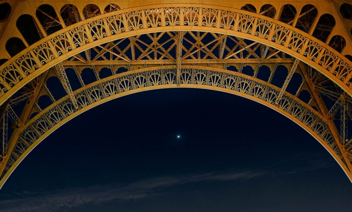1950px-Eiffel-Starlight